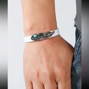 🪶 Awesome Metal Feather Detail PU Leather Bracelet 🪶